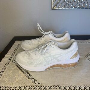 ASICS Women’s White Gel Quantum 180 VII Sneakers. Size 8.5